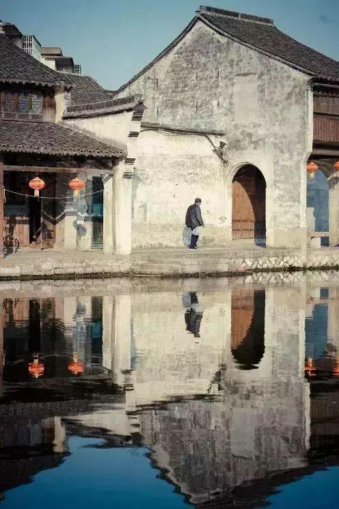 凯莉詹娜出席巴黎大秀，淡黄色轻纱裙搭配水晶高跟，女王范十足！